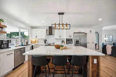 Image de Spacious Remodel with Heated Pool, Centrally Located
