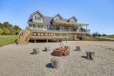 Image de Pond Access & Fishing: 'Cedar Lodge' in Versailles