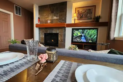 Image de Upscale 2-bedroom Daylight Apartment in Springfield
