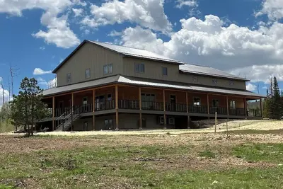 Image de Spacious 6-bedroom retreat at Sierra Madres, 5 miles from town!