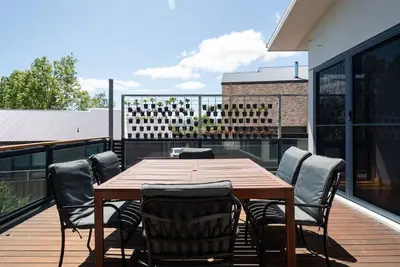 Image de 1 booking, 2 houses, 6 beds, 3 baths!