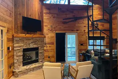 Image de Charming, Newly Renovated, 3 Bedroom Cabin by the Creek, Minutes from 7 Springs