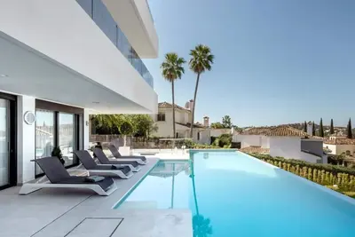 Image de Villa de luxe avec des vues à couper le souffle