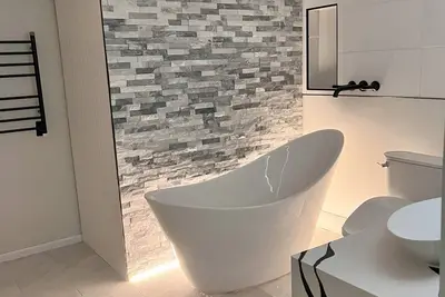 Image de Soothing Soak, Modern Romantic Luxury Townhome!