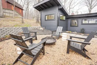 Image de 'Black Walnut Cabin' on 2 Acres in Luray!