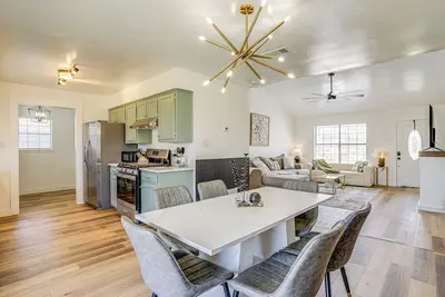 Image de 7 Mi to Lake Bridgeport: Home w/ Yard & Grill!