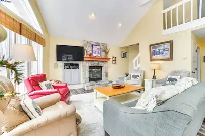 Image de 4 Mi to Lake Bellaire: Home w/ Deck & Pool Access!