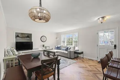 Image de [New Listing] Walk To Beach, Main St, Harbor. Beautifully Renovated - Captain Gosnold Village