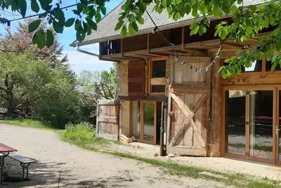 Image de le Repaire: grange insolite, asile de création