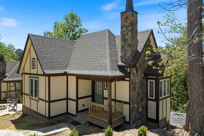 Image de Storybook Cottage at Tudor Suites