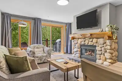Image de Creekside Condo Steps from Main Street | Mountain Views + Fireplace