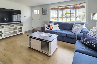 Image de New Listing! Pristine 2bd--A/C, Comfortable Furnishings, Outdoor Shower, Fire Pit & Grill