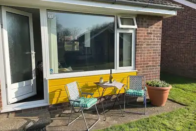 Image de 2 bedroom chalet 5 minutes walk to shops, pubs and a large dog-friendly beach,