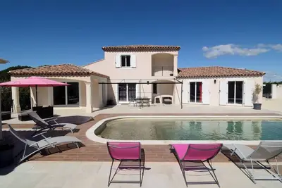 Image de Villa avec 4 chambres, avec piscine, au calme entre Aix en Provence et Marseille