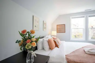 Image de Bright & Airy 4b3b Upper unit @ Capital Hill