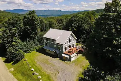 Image de Blue Moon Mountain Home. < 1 mile from Sugarbush. View of ski trails. Hot tub.