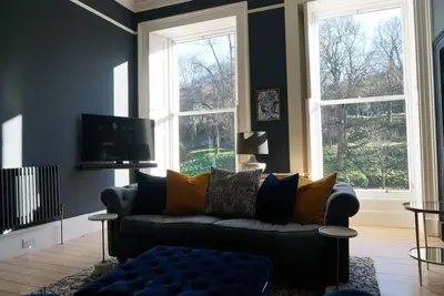 Edinburgh New Town Georgian Stylish Property open aspect towards Calton Hill