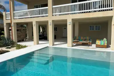 Image de Beach front with Pool. Charming 4 bdrm Villa with Ac / Patios &Blue Green Ocean