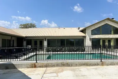 Image de Large home with a pool sitting on the tee of the first tee box