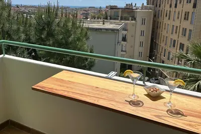 Image de Cosy appartement en plein centre-ville dans un halo de verdure avec vue mer