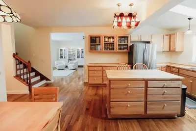 Image de Red House on the Corner – Walk to Beach, Marina & Dining. Family-Friendly Luxury