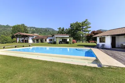 Image de Villa au bord du lac avec piscine, tennis et golf! - Villa Solcio