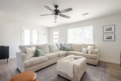 Image de Spacious 4br Home, Central Georgetown Location!