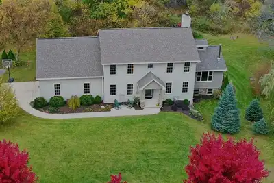 Image de Spacious 6-Bedroom Retreat w\/hot tub & peaceful scenery! Perfect for Nfl Draft!