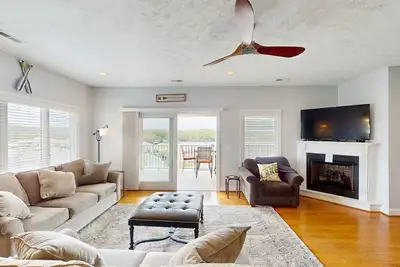 Image de Spacious lakefront townhouse w/shared pool, hot tub & tennis courts