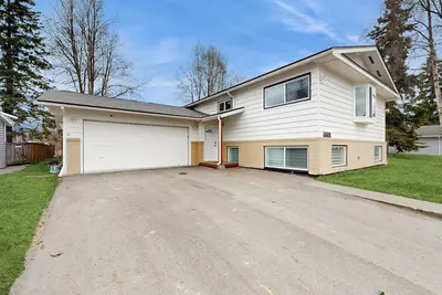 Image de Modern home w/ water and mountain views, spacious deck, Bbq, & nearby activities