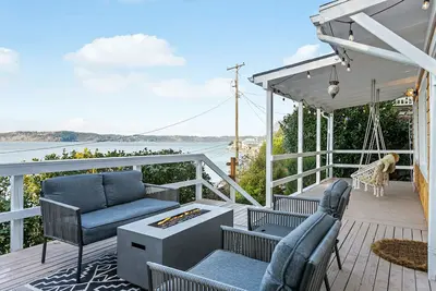 Image de Secluded Waterfront Retreat with Stunning Puget Sound Views