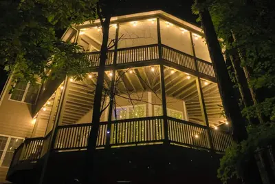 Image de Luxurious Tree House Retreat with wrap around balconies and Hot Tub