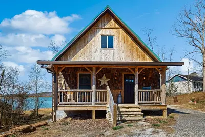 Image de Dog friendly cozy lake front cabin w/Wi-Fi, dual decks, private dock, play yard