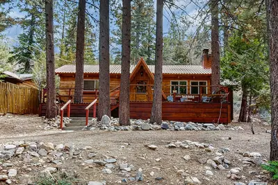 Image de Rustic and Cozy Cabin with Fireplace & Private Bbq - Walk to Big Bear Lake