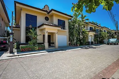 Image de Casa Toucan –  Tropical Beachside house in a Gated Community