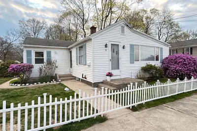 Image de 3-Bed 19thC Cottage 9minutes from  Misquamicut Beach