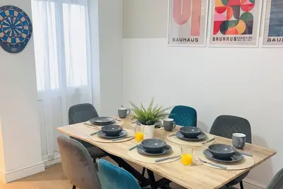 Stylish 3 Bed House Sleeps 5 Free Parking Wifi