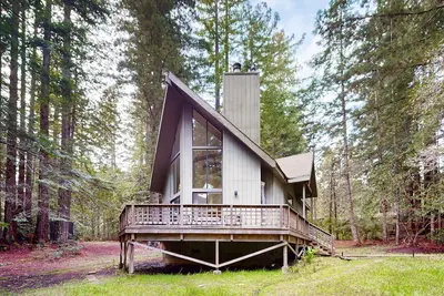 Image de Dreamy Chalet Style House in the Forest With Large Deck, Near Beach - 1 Dog Okay