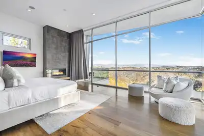 Image de Luxury 6 bedroom Lakeview Villa with Elevator, Gym and Infinity Pool