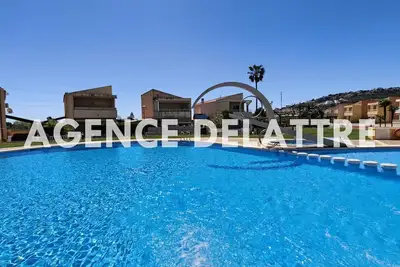 Image de Appartement avec jardin privé, 2 chambres, 1 salle de bain rénovée, belle piscine commune et jacuzzi.