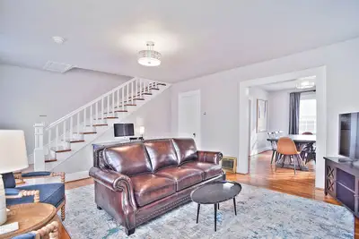 Image de McSwain House #2- Historic, walk uptown, parking!