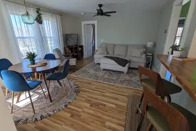 Image de Charming & Relaxing Two Bedroom Upper Apartment in the Heart of Fredonia