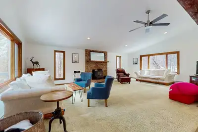 Charming house w/ privacy, bbq, seasonal balcony, hammock, fire pit, w/d, wifi