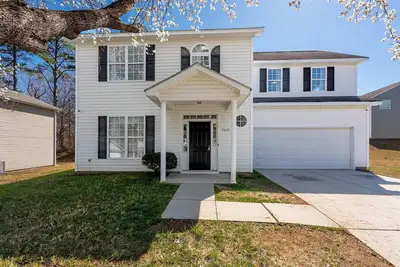 Image de Your family retreat in Charlotte (pet friendly)!