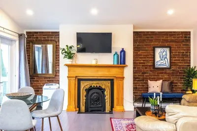 Image de 2br Historic two storey flat in Downtown Halifax by waterfront in best location