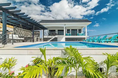 Image de Private home on Secret Beach! Breathtaking views, private pool & pier. Sleeps 12