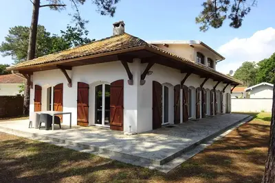 Image de Angenehme Villa auf eingezäunten und bewaldeten Grundstücken