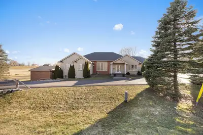 Image de Awesome 4br Brantford Home ~ Hot Tub ~ Pool Room