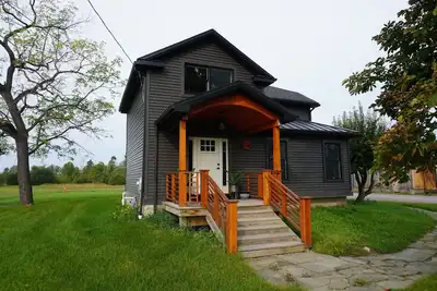 Image de Charming 3-bedroom house secluded from the busy city, in lovely Clarence Center.