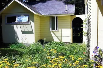 Image de The Yellow Cottage in the heart of Woodstock Village ~ Wifi, A\/C & More!
